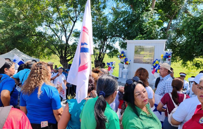 Se reunieron en el monumento levantado en honor a las víctimas. Foto: Eric Montenegro