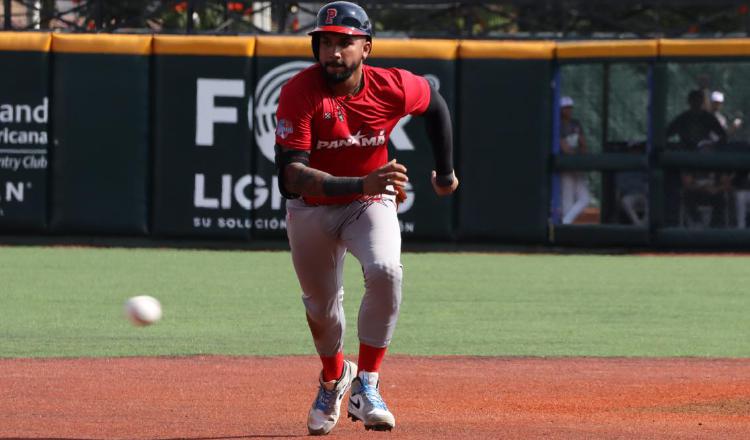 Johan Camargo, en una jugada en  un partido amistoso en México. Foto: Fedebeis