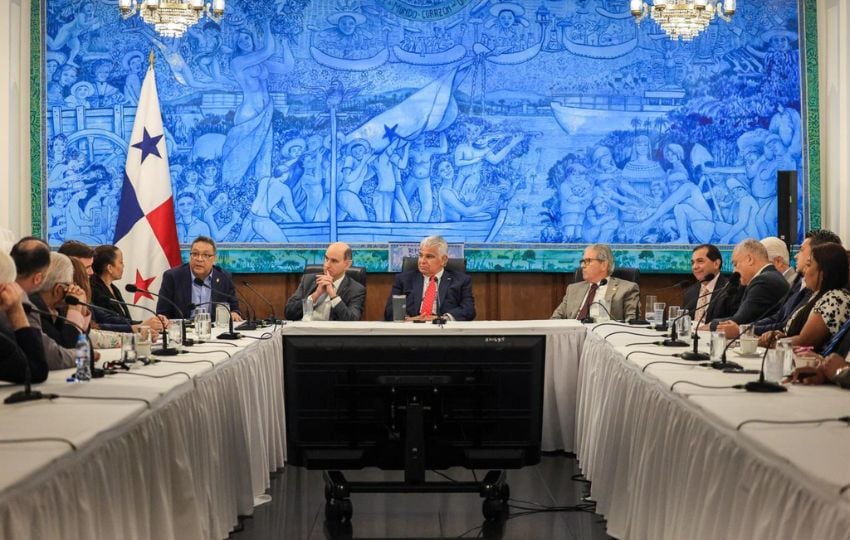 El presidente, José Raúl Mulino, se reunión con representantes de los partidos políticos. Foto: Cortesía