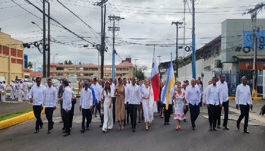 Las abanderadas de la fecha iniciaron el desfile para los colonenses.