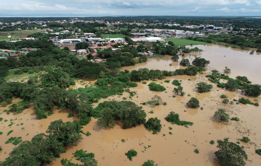 Crecida del río La Villa provoca inundaciones. Foto: Cortesía