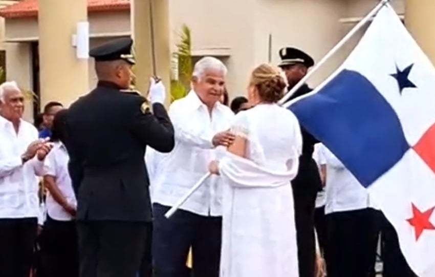 Luisa Napolitano, gerente general de la Zona Libre de Colón, recibió de manos del presidente José Raúl Mulino el pabellón nacional. 