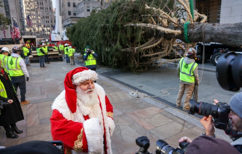 Un equipo de trabajadores se prepara para levantar el árbol de Navidad del Rockefeller Center en Nueva York. Foto: EFE / EPA / Sarah Yenesel