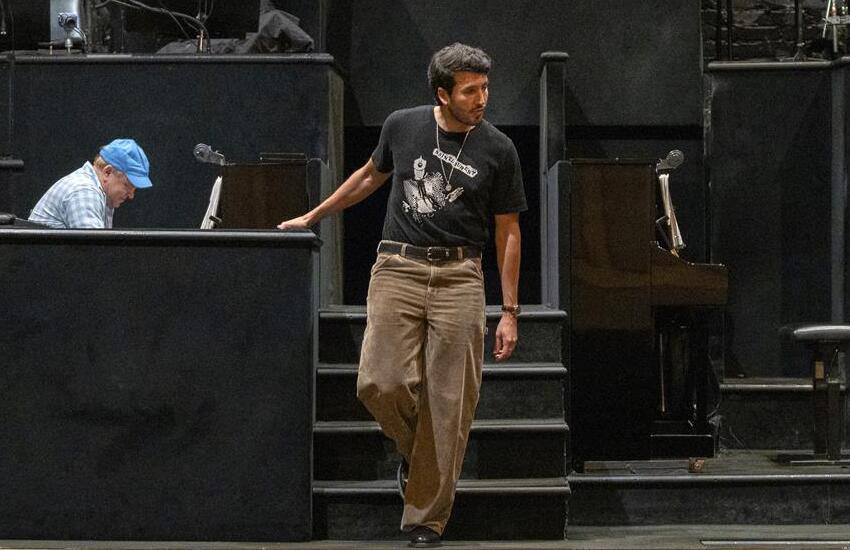 El cantante colombiano Sebastián Yatra participa durante un ensayo del musical 'Chicago'. Foto: EFE