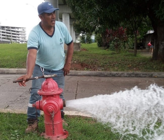 Trabajadores del Idaan liberan los hidrantes en la Avenida Ricardo J. Alfaro. Foto: Cortesía Idaan