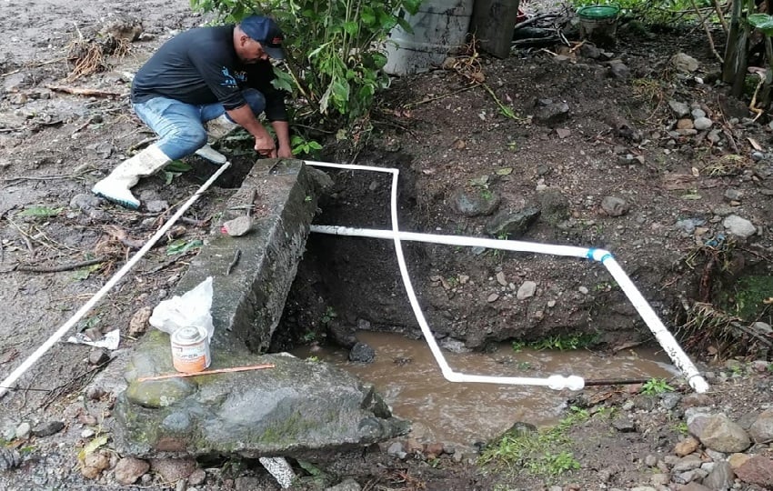 Los funcionarios también trabajan en la reparación de los acueductos rurales. Foto. Cortesía