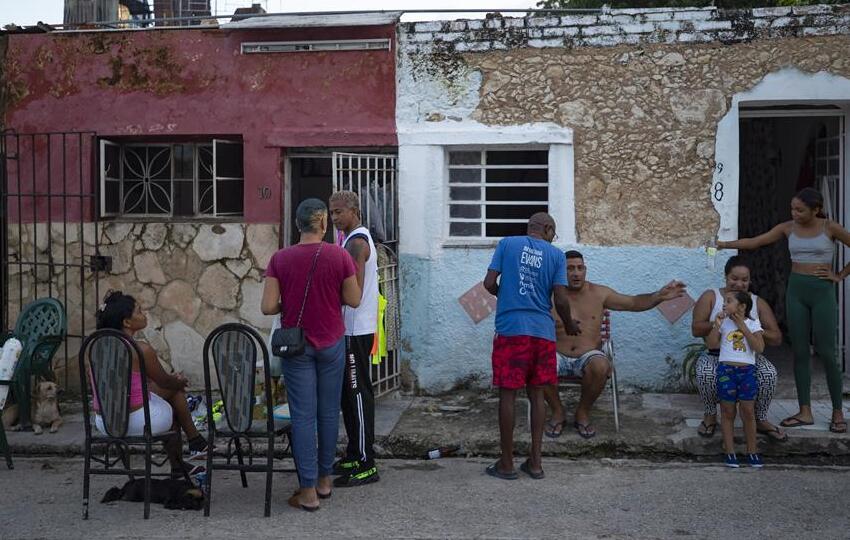 Varias personas conversan afuera de sus viviendas en Cuba y, además de ser afectados por los apagones, también fueron sacudidos por dos sismos. EFE