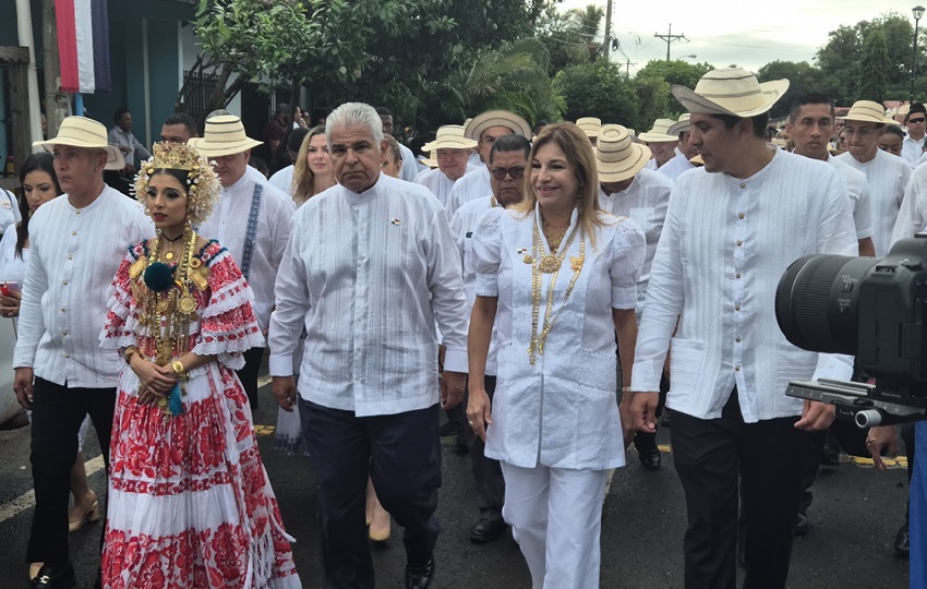 Junto a las autoridades gubernamentales, la pareja presidencial realizó la tradicional caminata desde la Avenida 10 de Noviembre hasta el Parque Simón Bolívar, encabezados por la Banda Republicana. Foto. Thays Domínguez