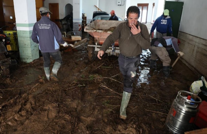 Limpieza de inmuebles tras las lluvias. EFE