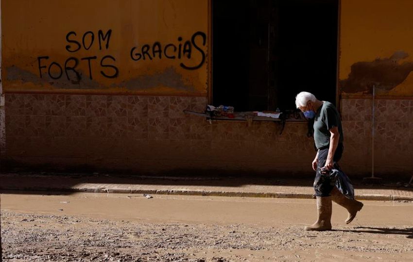 Un hombre camina por una calle embarrada en Paiporta (Valencia). Foto: EFE