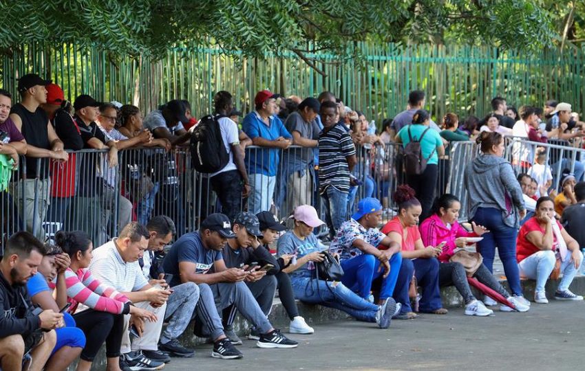 Migrantes hacen fila en estaciones migratorias, en el municipio de Tapachula en el estado de Chiapas (México). Foto: EFE