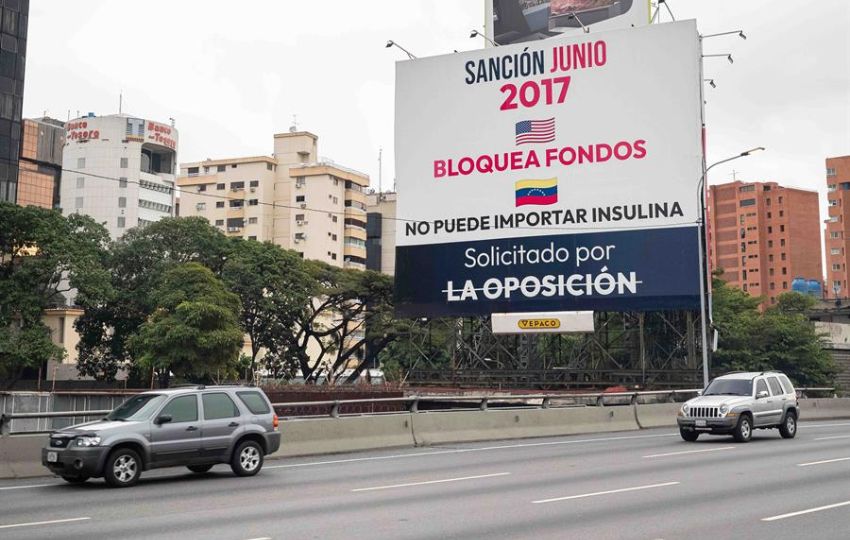 Cartel en contra de las sanciones impuestas por Estados Unidos a Venezuela. Foto: EFE