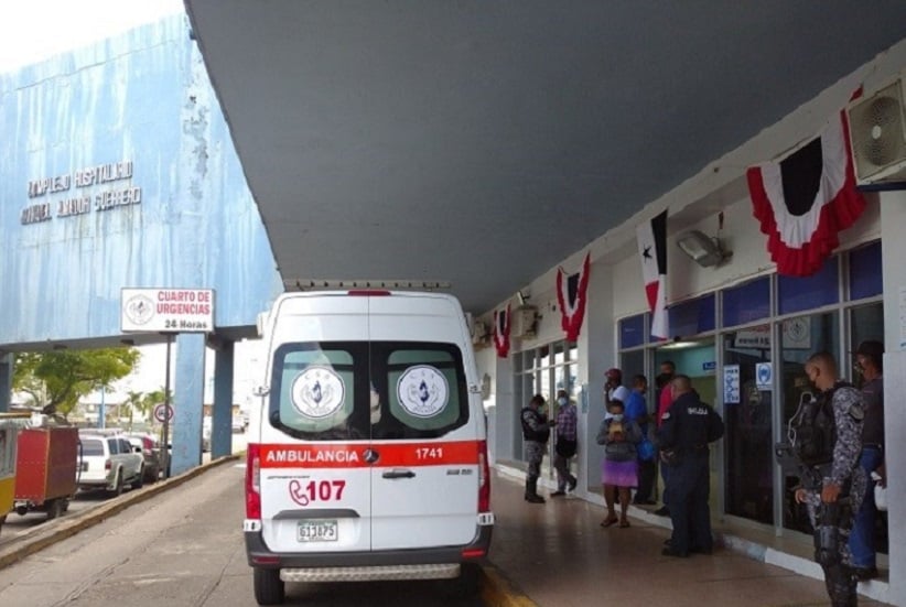 Ambos hombres  fueron trasladados hacia el cuarto de urgencias del hospital de Colón. Foto: DIómedes Sánchez