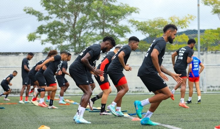 Aníbal Godoy (der.) en los entrenamientos con el seleccionado panameño. Foto: FPF