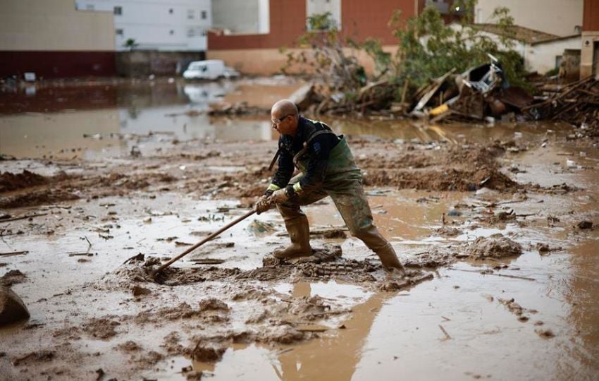 Un bombero participa en las labores de limpieza en las calles de Paiporta, Valencia. Foto: EFE