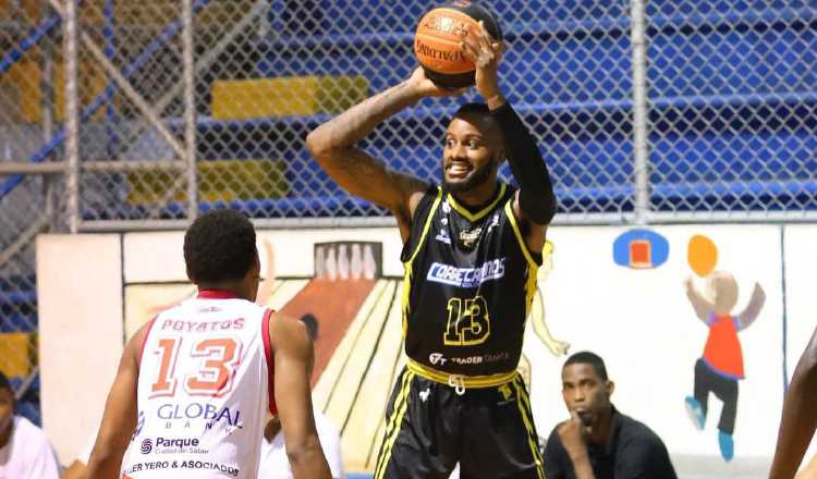 Pablo Rivas, con el balón, fue la figura del partido por Correcaminos de Colón.  Foto: Fepaba