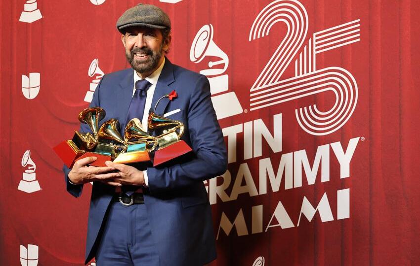 El cantante dominicano Juan Luis Guerra , posa con su premio en la alfombra roja de la 25 entrega anual de los Premios Latin Grammy. Foto: EFE