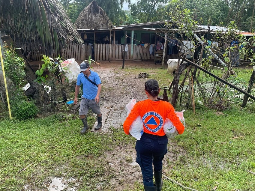 Personal de Sinaproc lleva ayuda a la comunidad de Corozal en Las Palmas de Veraguas. Foto: Cortesía Sinaproc