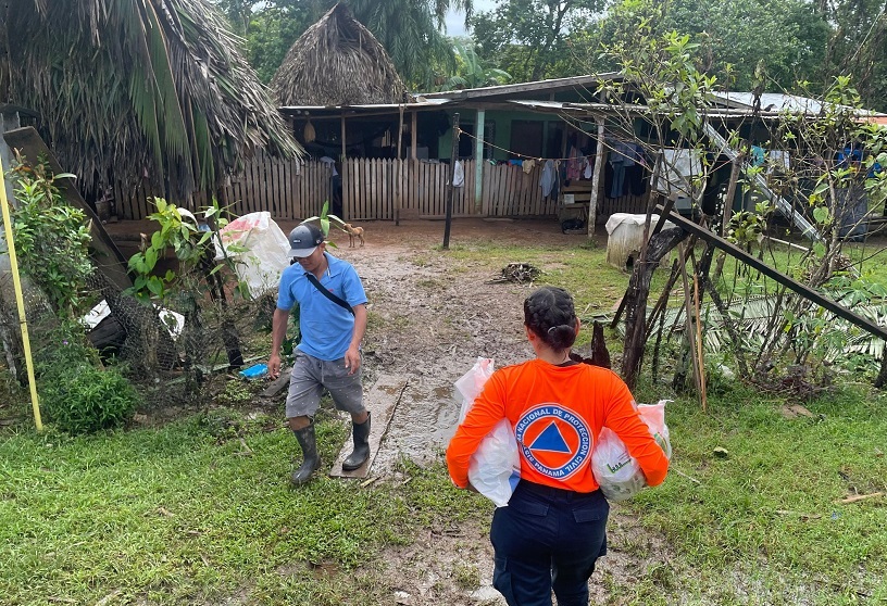 Personal de Sinaproc lleva ayuda a la comunidad de Corozal en Las Palmas de Veraguas. Foto: Cortesía Sinaproc