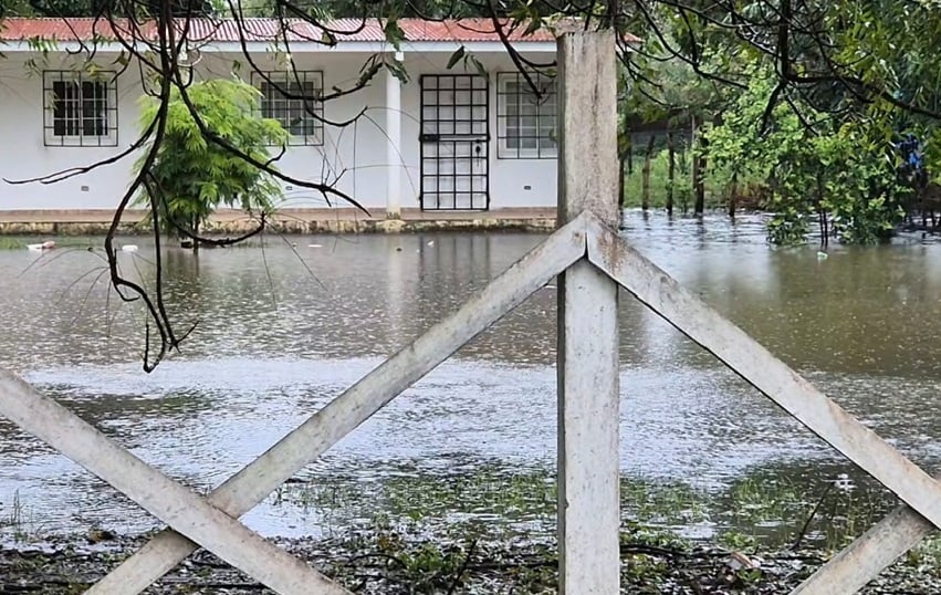 Los 15 días de lluvia, han provocado que las casas y negocios de esta área se mantengan con varios pies de agua, causando importantes daños. Foto. Thays Domínguez