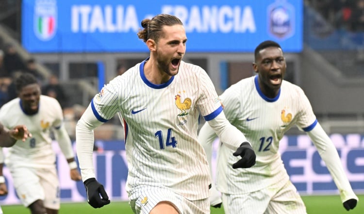 Adrien Rabiot de Francia (14) festeja uno de sus goles. Foto:EFE