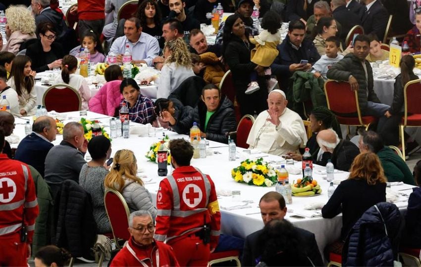 El papa Francisco almorzó con personas pobres. Foto: EFE