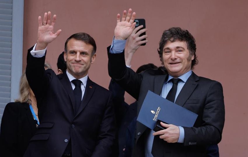 El presidente de Argentina, Javier Milei, saluda junto al presidente de Francia, Emmanuel Macron. Foto: EFE