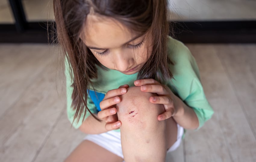 Los niños terminan con golpes y hematomas por accidentes en escaleras y ventanas. Foto:  Ilustrativa / Freepik