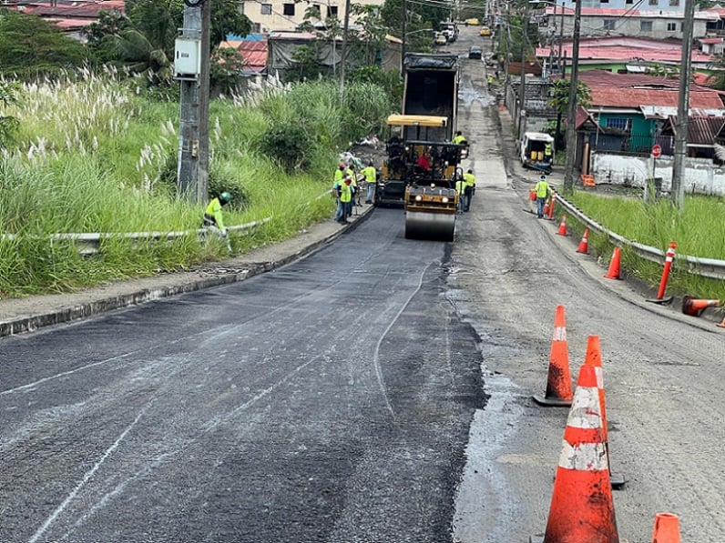 La vía estaba en malas condiciones,causando daño a los vehículos. Foto: Diomedes Sánchez S.