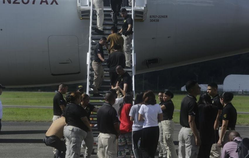 Migrantes de nacionalidad india y vietnamita ingresan a un avión para ser deportados, en Ciudad de Panamá. Foto: EFE