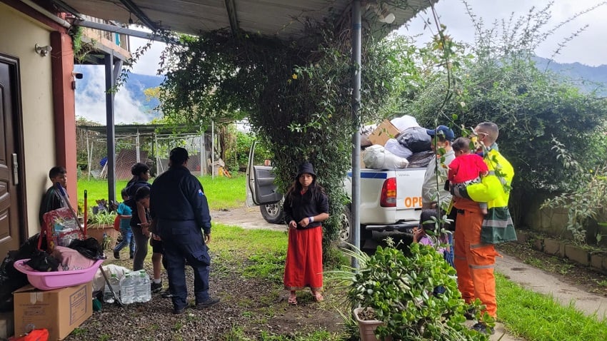 El clima ha mejorado en gran parte del país, lo que ha permitido a familias albergadas regresar a sus hogares, con la asistencia de personal del Sinaproc. Foto: Cortesía Sinaproc