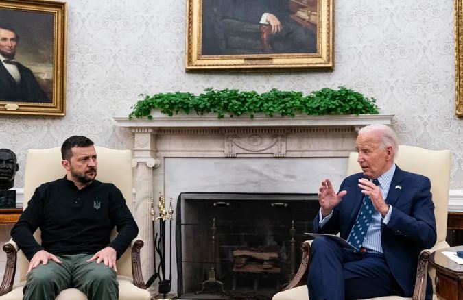 Volodimir Zelenski, presidente ucraniano junto a su homólogo Joe Biden. Foto: EFE