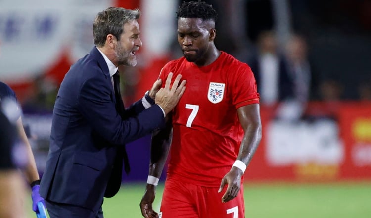 Thomas Christiansen da instrucciones a José Luis 'Puma' Rodrígez. Foto: EFE