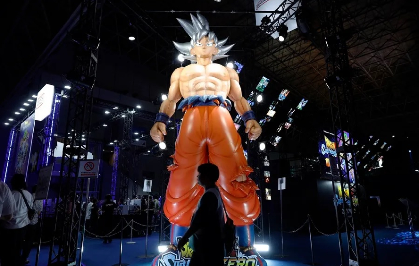 Un visitante pasa por un personaje gigante de Dragon Ball durante el Tokyo Game Show 2024. Foto: EFE / EPA / Franck Robichon