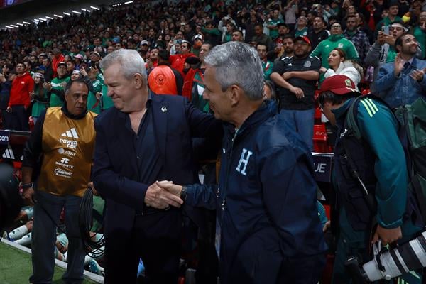 Javier Aguirre, técnico de México (izq) y Reinaldo Rueda, entrenador de Honduras. Foto: EFE