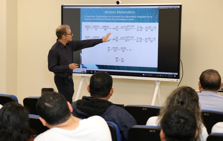 El Dr. Lucas Calvo, investigador principal del proyecto, presenta el proyecto. Foto: Cortesía