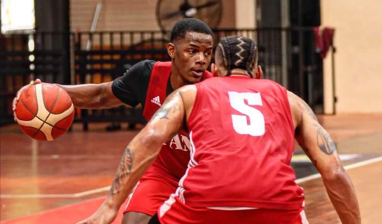 Iverson Molinar con el balón  y Trevor Gaskins (5) en los entrenamientos de Panamá en Paraguay. Foto: Fepaba