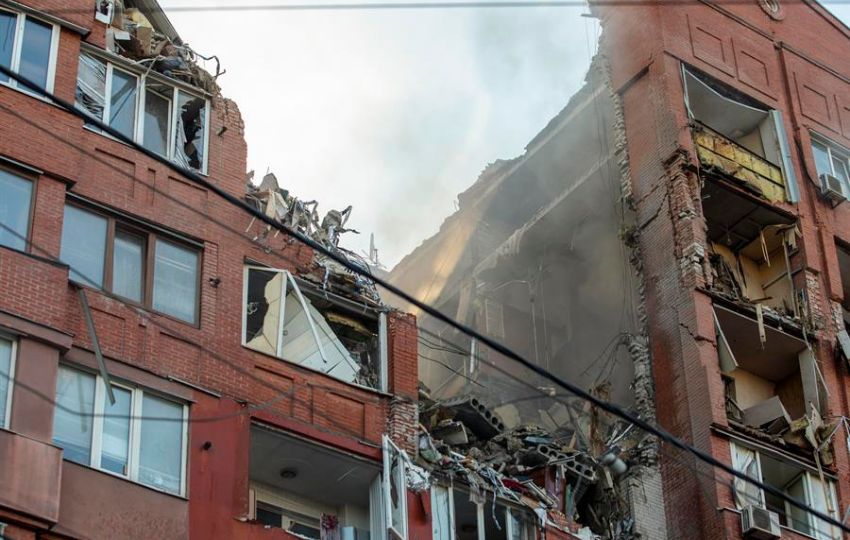 El lugar de un ataque con cohetes a un edificio residencial en la ciudad de Dnipró, Ucrania. Foto: EFE