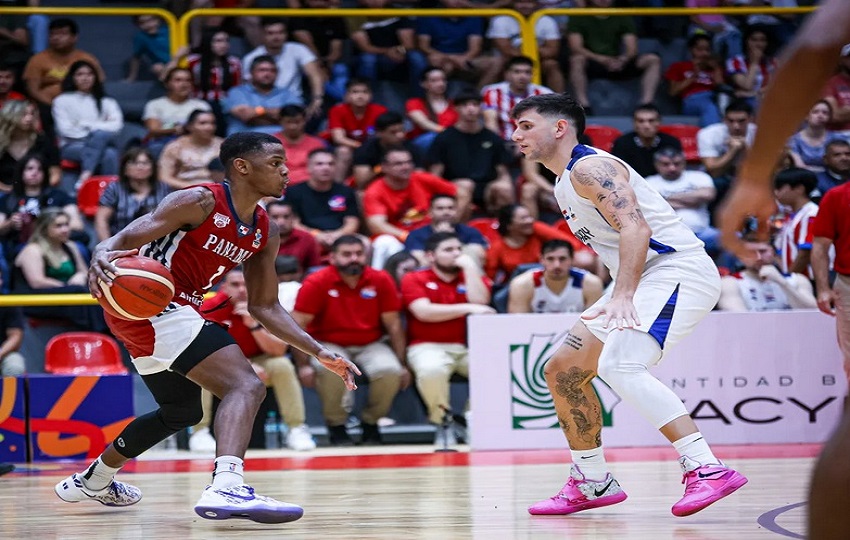 Iverson Molinar de Panamá (izq.) anotó 27 puntos contra Paraguay. Foto: Tomada de FIBA