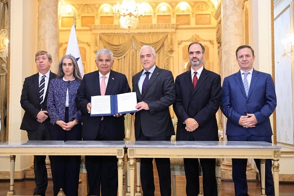 Representantes de la SIP junto al presidente José Raúl Mulino.