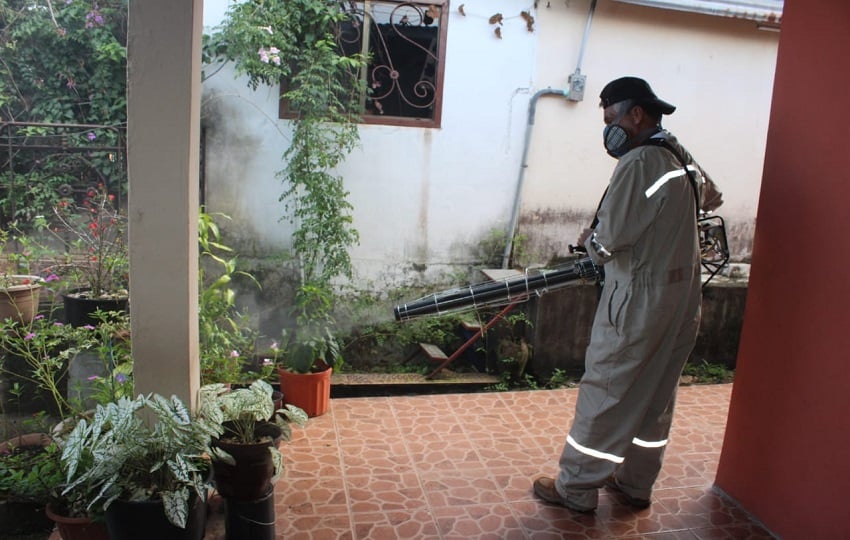 La colaboración de la comunidad es clave para eliminar criaderos. Foto: Minsa