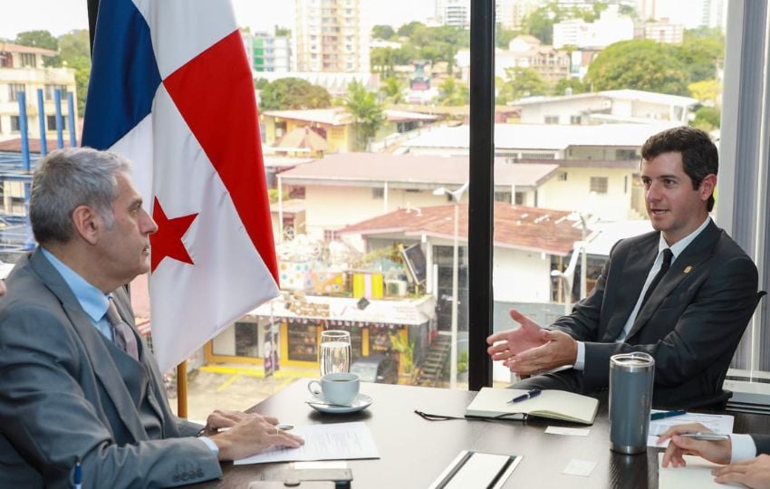 Reunión entre el viceministro de Comercio Exterior, Carlos Arturo Hoyos con el embajador griego en Panamá, Efthymios Efthymiades. Foto: Cortesía