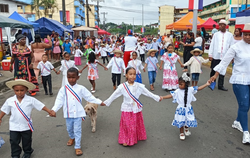 Los centros educativos fueron los primeros en salir a desfilar. Foto. Diomedes Sánchez