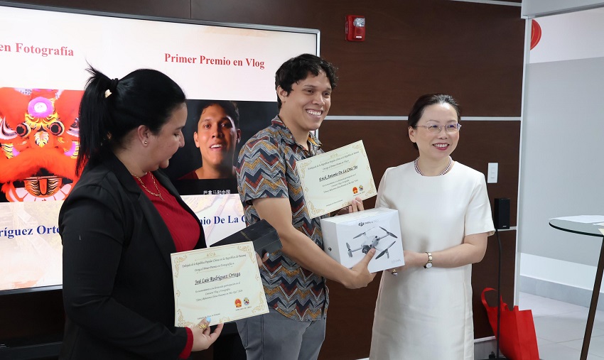 La embajadora china entrega el premio al ganador de la categoría de vlog. Foto: Cortesía