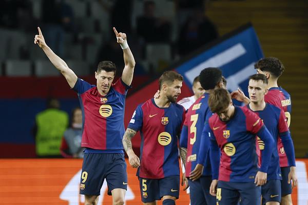 Robert Lewandowski, celebra el tercer gol del Barcelona. Foto:EFE