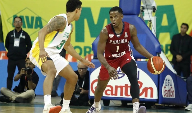 Iverson Molinar de Panamá en el juego contra Brasil. Foto: Fepaba