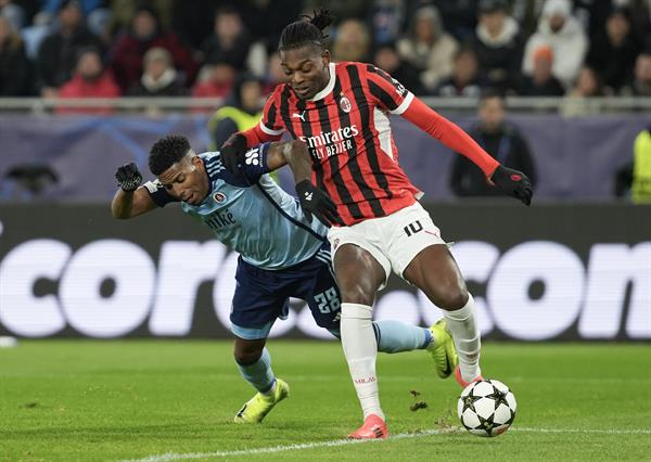  Rafael Leao del AC Milan (der.)  disputa el balón ante el panameño César Blackman del Bratislava. Foto: EFE 