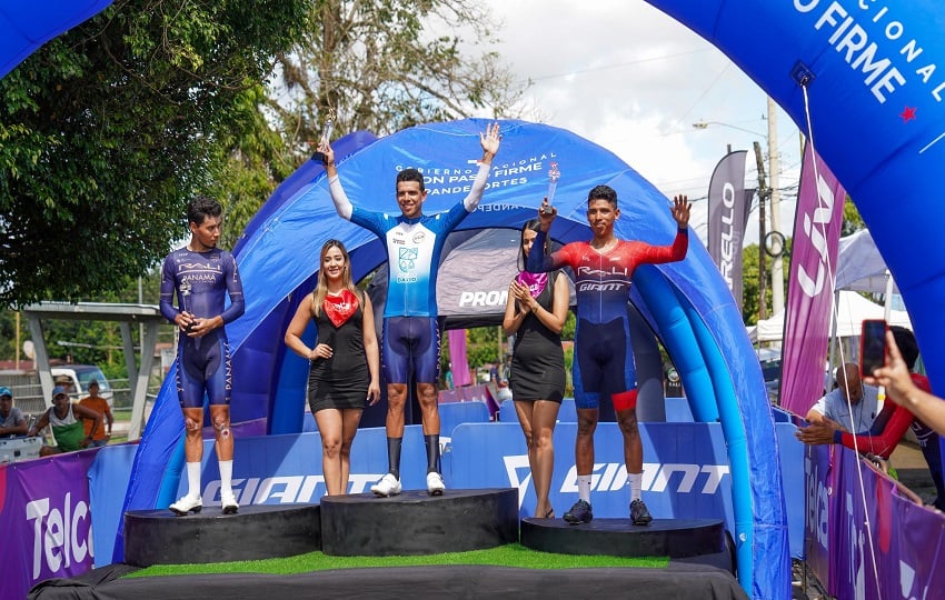 Franklin Archibold (centro) ganó la séptima etapa, Bolívar Espinosa (izq.) fue segundo y Michael Caballero (der.), en el podio de los ganadores. Foto: Pandeportes