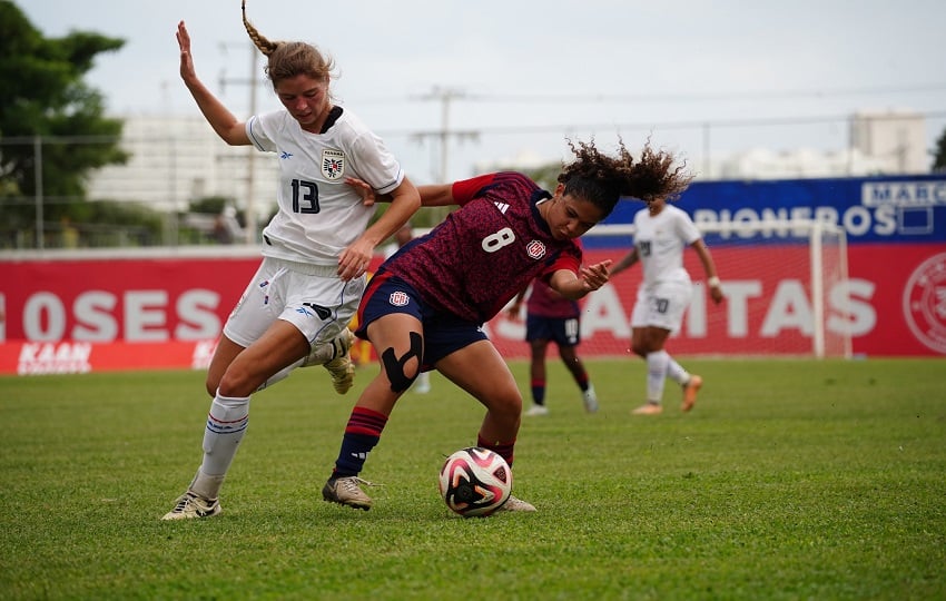 Riley Tanner de Panamá (13) disputa el balón contra María Paula Arce de Costa Rica (8) en el juego amistoso en Cancún, México. Foto: FPF