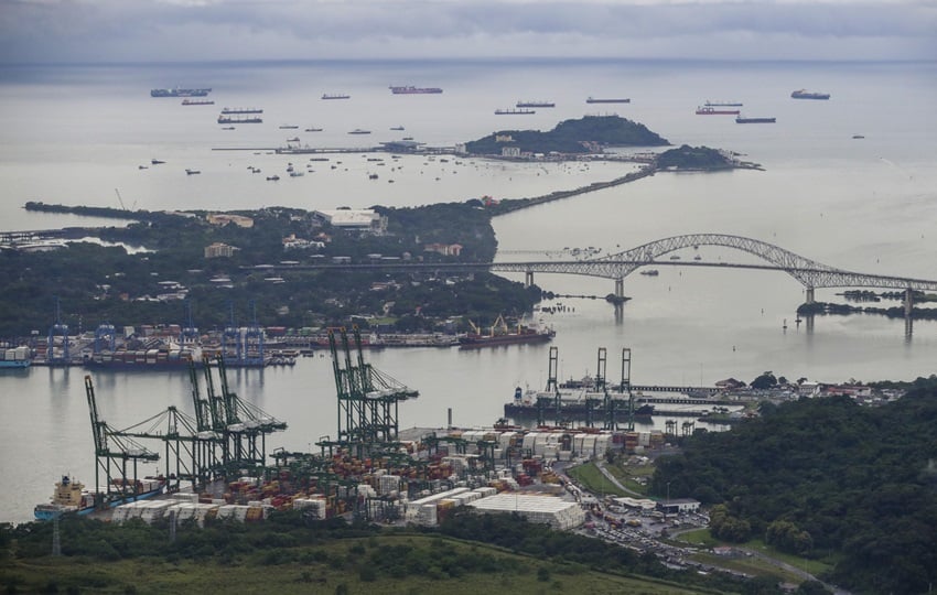 El canal de Panamá es una vía relevante por la que pasa alrededor del 3 % del comercio mundial.  Foto: EFE